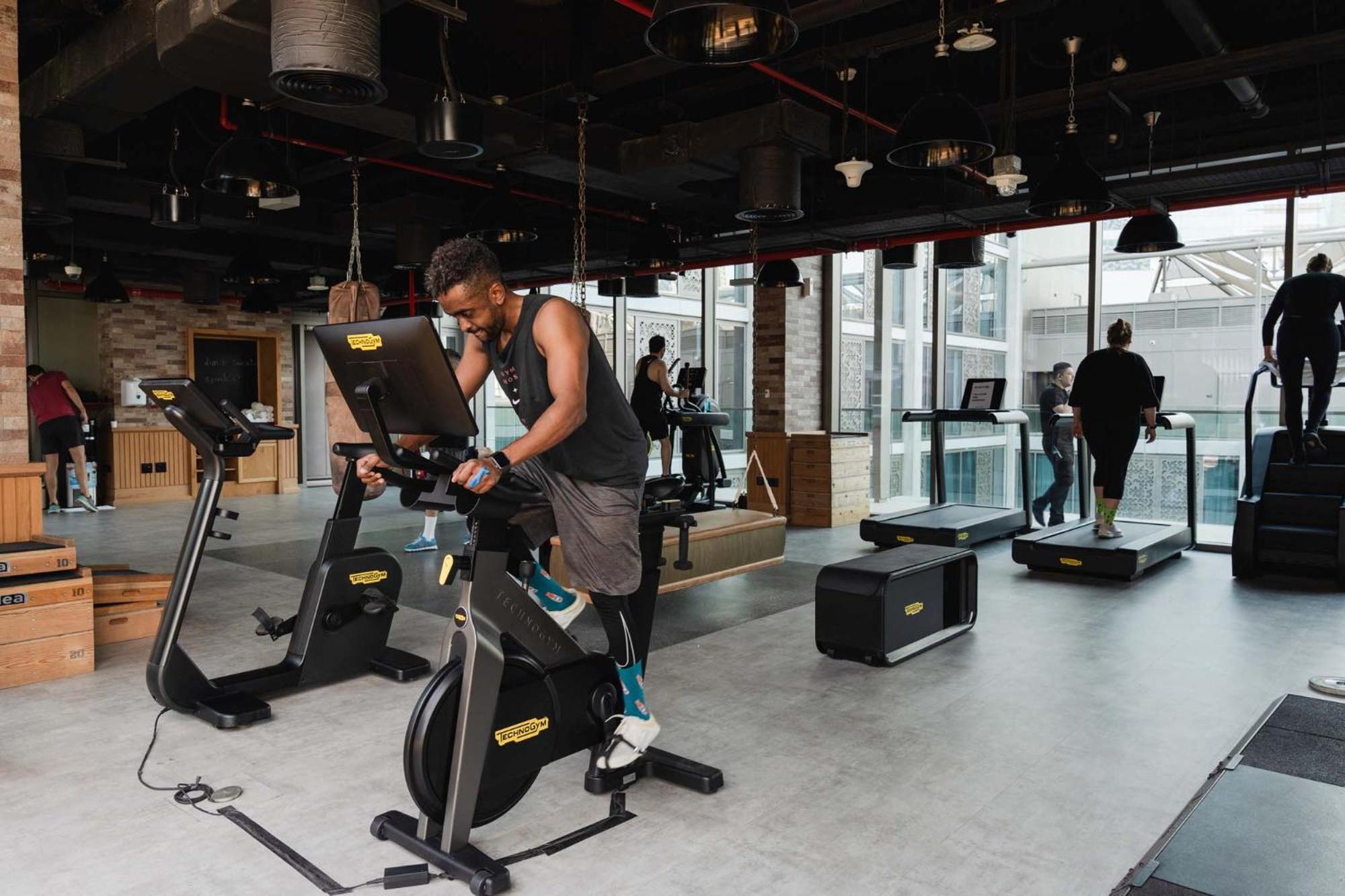 25Hours Hotel Dubai One Central Kültér fotó Technogym Bike